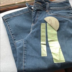 Sonoma Size 6 Capris NWT